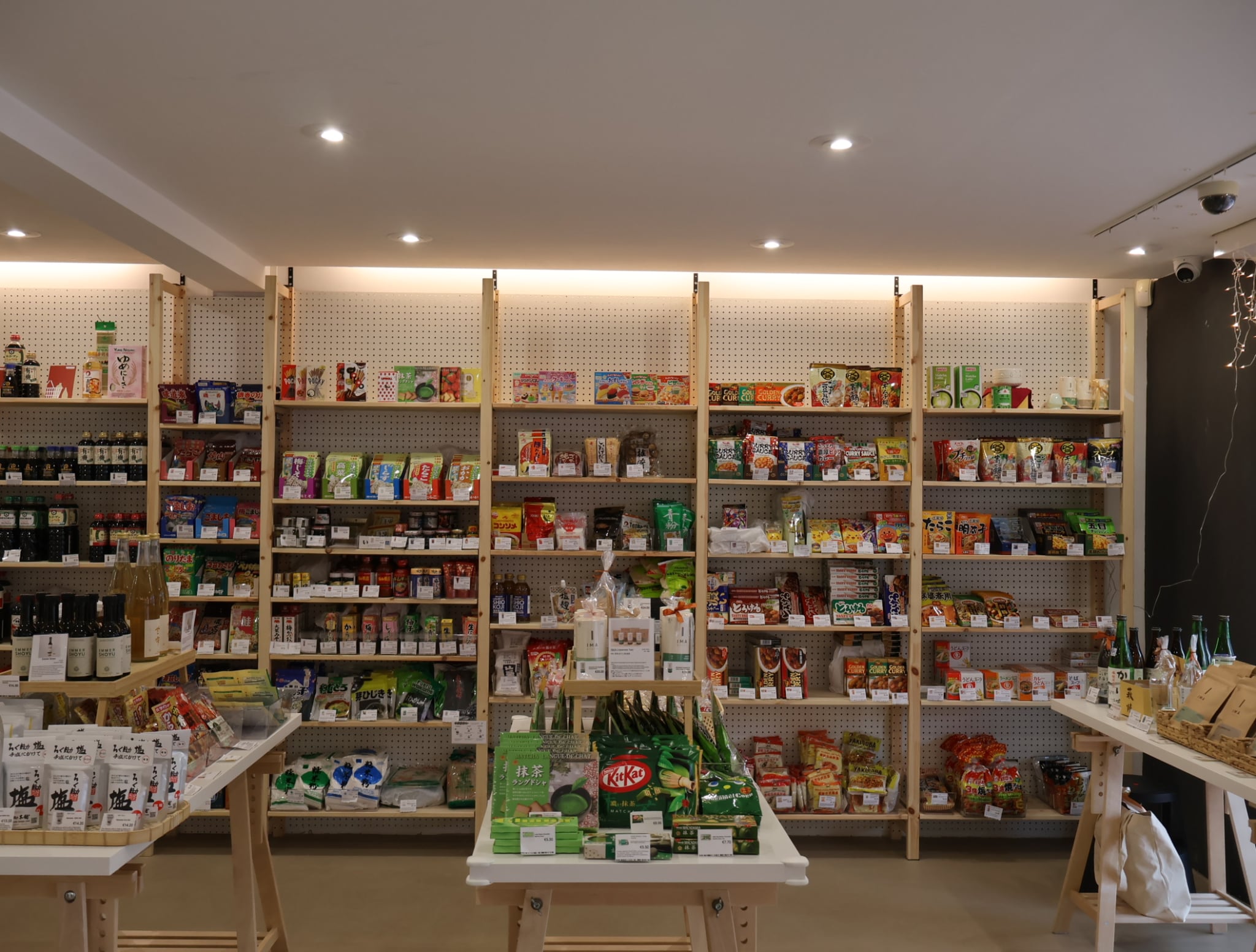 店内 — 調味料・食材棚