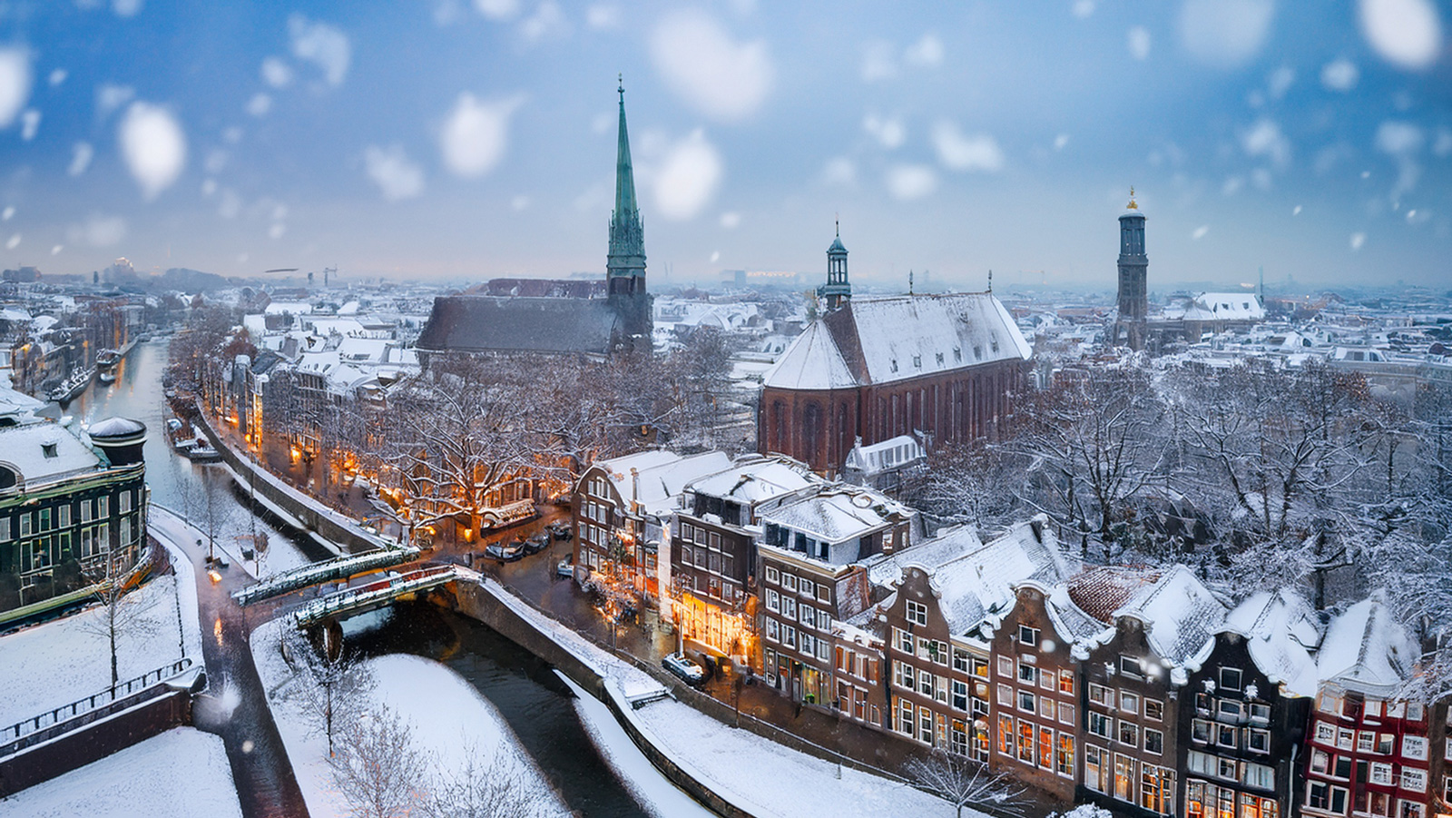 オランダに大雪警報(コードオレンジ)、道路と公共交通機関に影響広がる