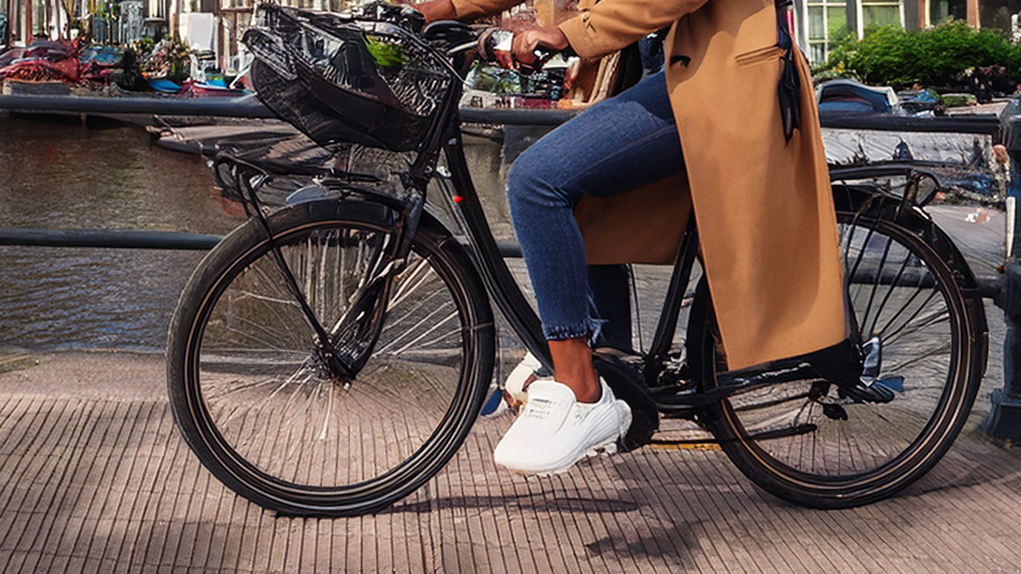若年層の電動自転車利用者にヘルメット義務化、国民の83%が賛成